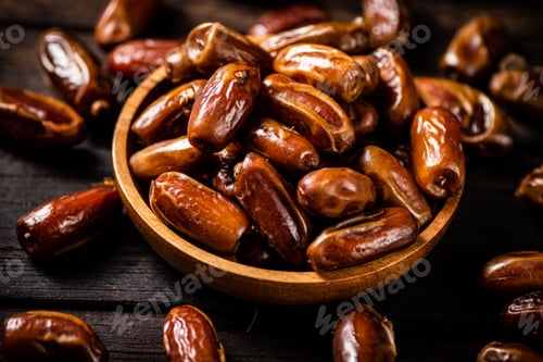 Preview: Ripe dates on a plate.