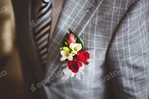 Preview: Cool hip trendy Boutonniere on the groom at wedding. Grey suit. Flowers rose