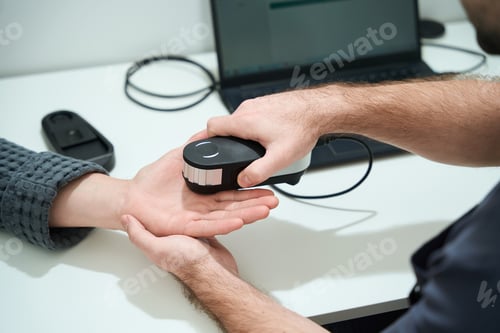 Preview: Nutritionist conducts an oligoscan procedure at the workplace