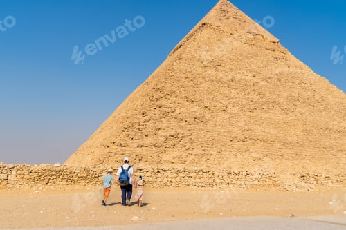 Preview: Father and children walk in front of the Chephren pyramid on the Giza plateau