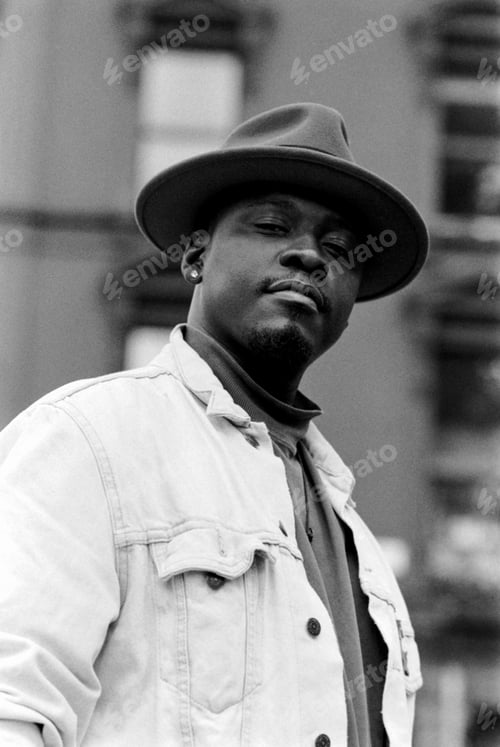 Vista previa: Black and white portrait of confident man looking at camera.