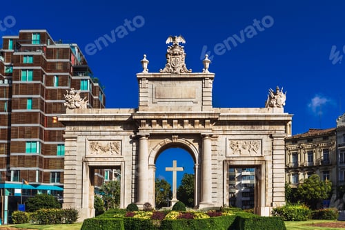 Preview: Porta del Mar, a square in the center of Valencia with a large stone construction