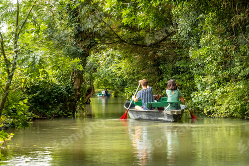 Preview: Young couple rowing a boat between La Garette and Coulon near the town of Niort, France