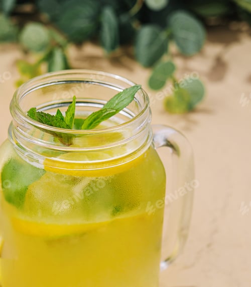 Vorschau: Erfrischende hausgemachte Limonade mit Minze und Zitronenscheiben in einem Einmachglas