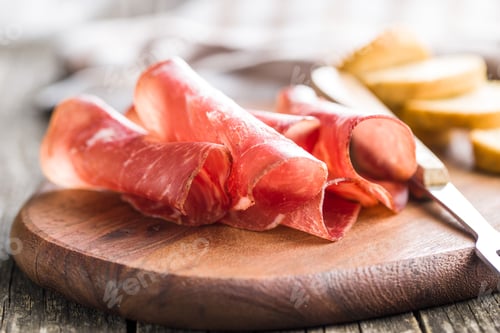 Preview: Sliced prosciutto crudo.