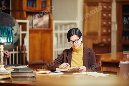 Preview: Adult Woman in Library