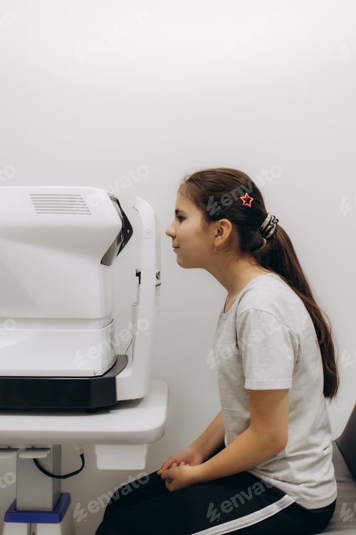 Preview: Children ophthalmology - optometrist Checks Child's Eye