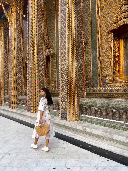 Preview: Young beautiful woman near a temple in Bangkok.