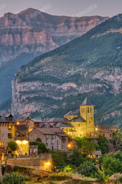 Preview: The beautiful old village of Torla at dusk