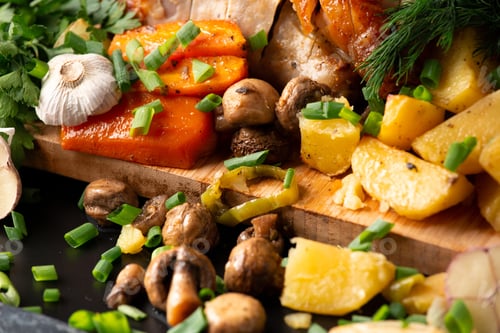 Preview: Baked poultry and vegetables on a dark background