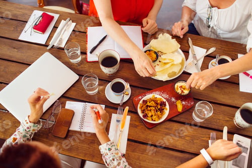 Preview: Businesswomen during lunch in restaurant