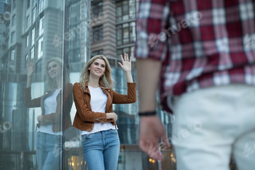 Preview: Waist-Up Portrait Of Hilarious Young Woman Leaning Against Glass Wall And Looking At Man