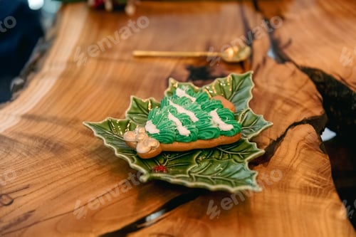 Preview: A table set for a christmas dinner with a green plate and a red ribbon.