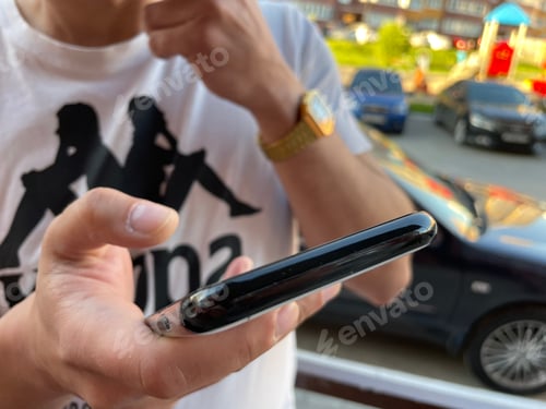 Preview: Using a mobile phone for social networks