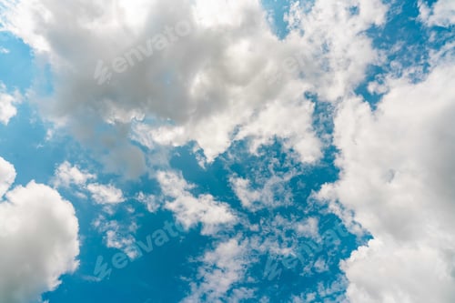 Vorschau: Schöner abstrakter Hintergrund mit blauem Himmel und weißen Cumuluswolken. Wolkengebildehintergrund. Blauer Himmel