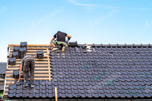 Preview: craftsman builds a new roof from ceramic tiles