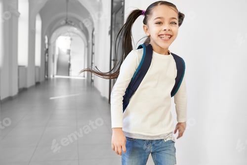 Visualização: Menina de escola positiva e feliz correndo da escola para casa