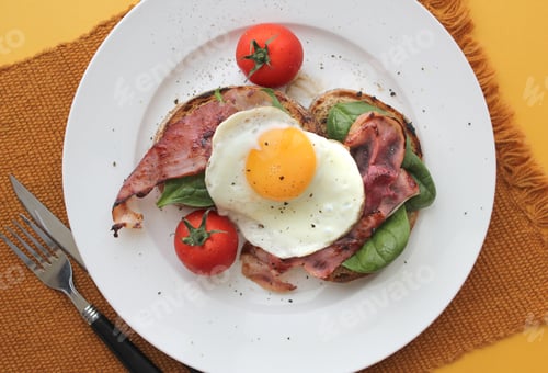 Preview: Egg and Bacon Breakfast Toast with Tomatoes