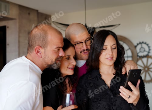 Visualização: grupo de amigos em casa olhando para um celular