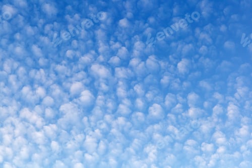 Preview: Cloudy sky with tall globules in the shape of globular flakes