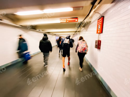 Preview: people walking about in the underground terminal of grand central terminal