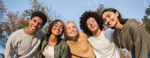 Preview: Portrait of overjoyed teenagers having fun outdoors