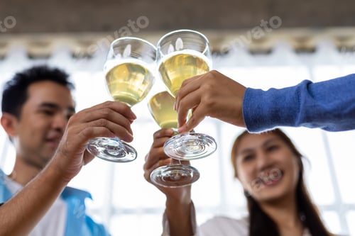 Visualização: Saúde, tilintar copos, amigos tomando uma bebida para comemorar em uma pequena festa em seu escritório doméstico.