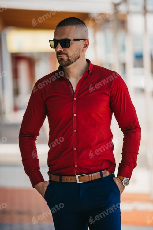 Preview: Stylish Man in Red Shirt in Urban Setting