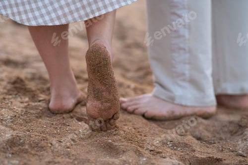 Preview: The sand on feet and heels on the coast