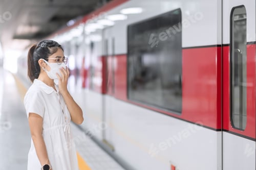 Vista previa: Woman in train
