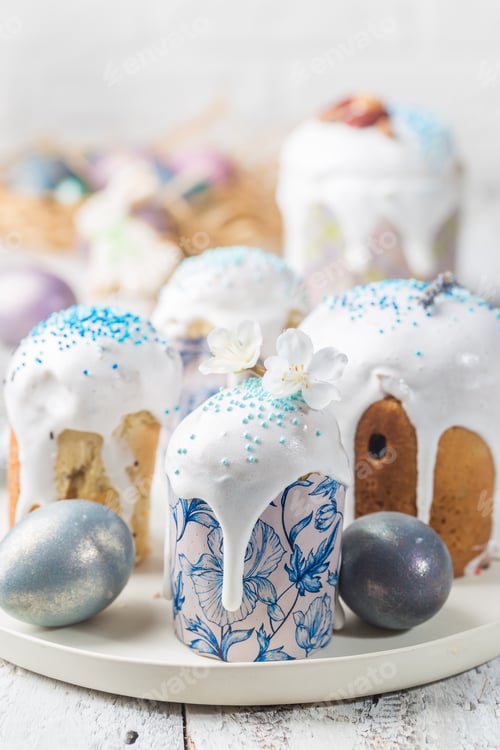 Preview: Easter table with Easter cakes