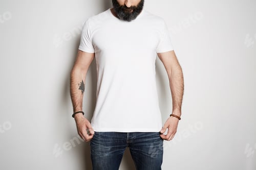 Preview: Bearded muscular man model wearing white blank t-shirt and a black snapbuck cap