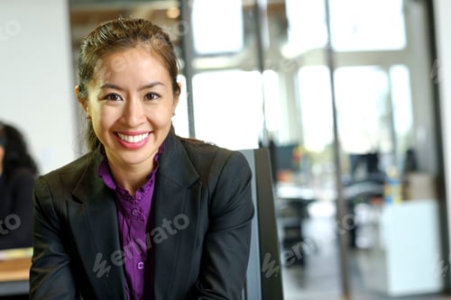 Vista previa: Portrait of businesswomen in office, smiling