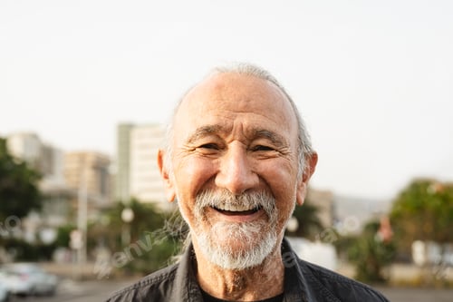 Preview: Happy senior man smiling in front of camera in the city - Elderly people lifestyle concept