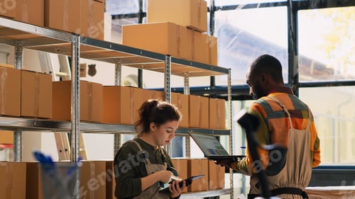 Preview: Storage room team verifying products