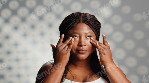 Preview: Beauty model advertising moisturizer cream on camera