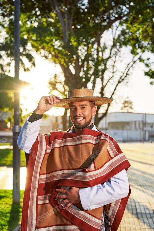 Vista previa: Joven adulto latinoamericano con disfraz de huaso chileno