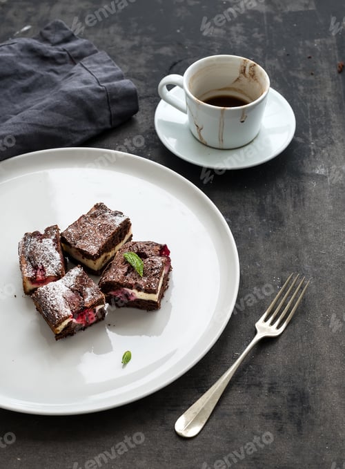 Preview: Cheesecake brownie squares with raspberries and coffee