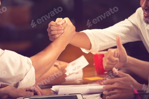 Visualização: Empresários apertando as mãos, terminando uma reunião Handshake Conceito de negócio. Cor vintage