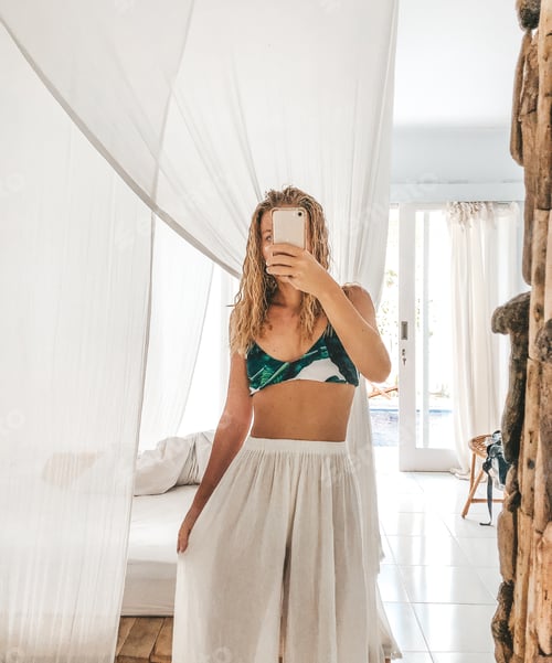 Preview: Woman taking selfie in the mirror