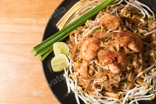 Preview: Thai noodle with fried shrimp and vegetable,Thai Food, Thailand's national dishes.