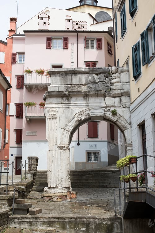 Vista previa: Narrow street in Trieste, Italy