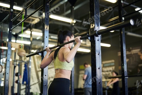 Preview: Girl with barbell