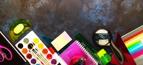 Visualização: Plano de fundo de volta às aulas com espaço para textos, cadernos, canetas, lápis