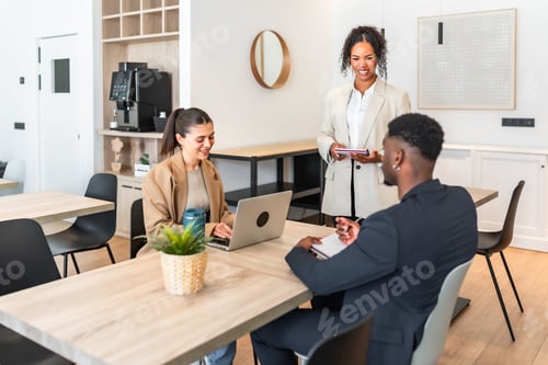 Visualização: Equipe de negócios colaborando em um projeto em um espaço de escritório moderno