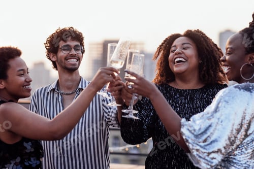 Visualização: Garota de pele escura derrama champanhe em taças de seus amigos multinacionais