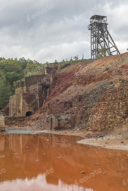 Vista previa: Vertical shot of a building in the Cuenca mining area in Riotinto Huelva, Andalusia, Spain