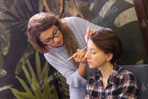 Preview: Professional make-up artist conducts a master class to improve the skills of a beginner make-up