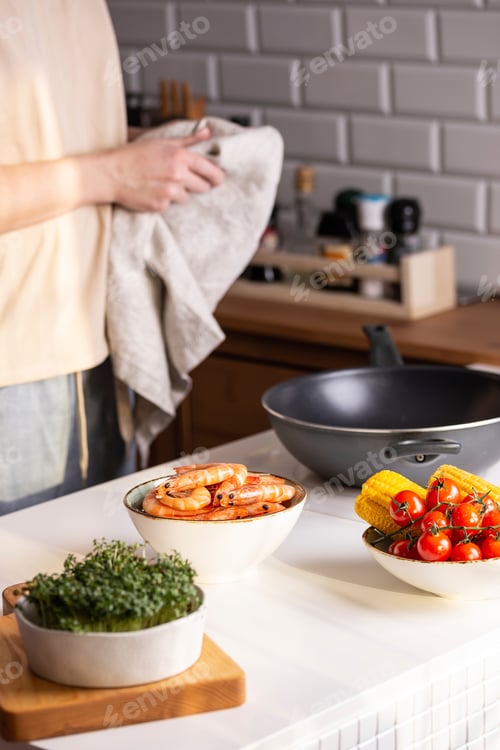 Preview: Woman cooking dinner with shrimp