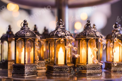 Preview: Candle holders adorned with sparkling crystals, elegantly displayed on a circular mirror